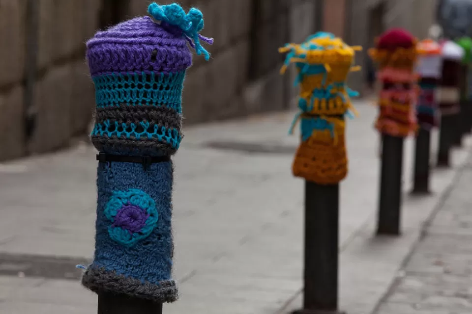 Yarn Bombing Bolardos by Teje La Araña 2
